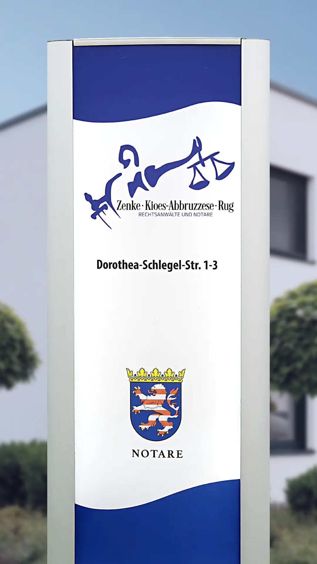 ZKR Anwälte - Aussenansicht mit der Stele des Notariats